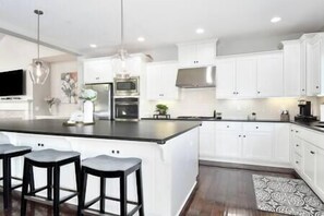 ثلاجة، ميكروويف، فرن، موقد طهي مسطح