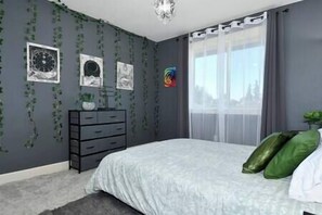 4 bedrooms, desk, iron/ironing board, free WiFi - West Linn Family Home with Spaces for Everyone (West Linn)