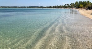 Sulla spiaggia, lettini da mare, teli da spiaggia