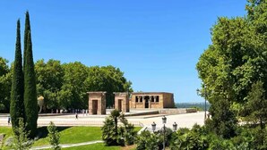 A park with a building, trees, and a clear sky. - Centrally located apartment with Privileged View (Madrid)