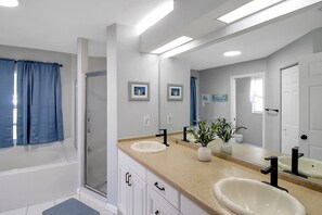 Shower, towels - Beautiful private pool home near Anna Maria Island - Be Still Beach Retreat (Bradenton)