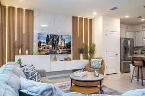 TV, video games - Amazing Townhome 5bedrooms 4.5bat private pool Windsor Island (Davenport)