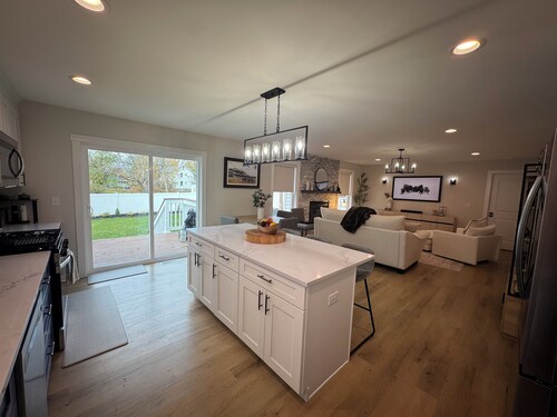 Gorgeous New Build Luxury Home In The Heart of the Village!!