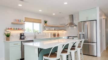 Een koelkast, een magnetron, een oven, een kookplaat