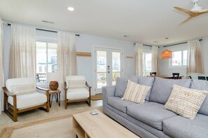 Een smart-tv en een open haard