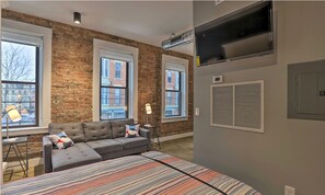 Iron/ironing board, WiFi, bed sheets - Sleek Studio Near Dtwn Dining & Entertainment (Cincinnati)