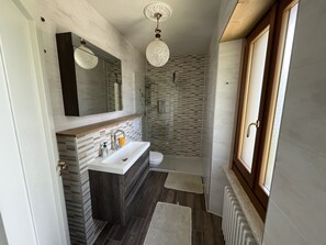 Shower, hair dryer, bidet, towels - Panoramic Estate in the Langhe with Pool - Up to 12 Guests, Ideal for Groups (Piemonte)