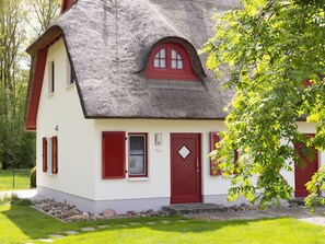 Exterior - Beautiful apartment in villa for 4 people with TV and terrace (Karlshagen)