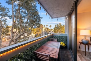 Outdoor dining - Oceanview Retreat on Mission Blvd (San Diego)