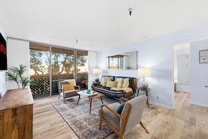 TV - Oceanview Retreat on Mission Blvd (San Diego)