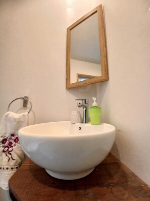 Bathroom - Beautiful cabin in the forest, with river, no neighbors, roofed terrace, parking and wiFi (Puelo)