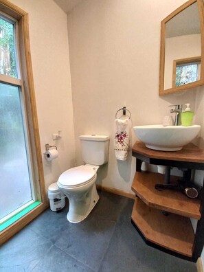 Bathroom - Beautiful cabin in the forest, with river, no neighbors, roofed terrace, parking and wiFi (Puelo)