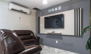 TV, fireplace, stereo - Casa confortável em Cabo Frio com Churrasqueira (Cabo Frio)