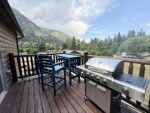Outdoor dining - Serene Morning Meadow Condo in Joseph (Joseph)