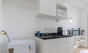 Geladeira, micro-ondas, cooktop, talheres/pratos/utensílios de cozinha