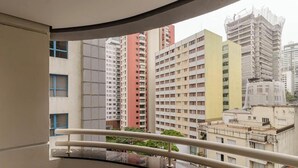 A view from a balcony overlooking a row of high-rise buildings with balconies and windows. - Apto na Bela Vista ao lado do Sirio Libanes (São Paulo)