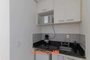 Microondas, utensilios de cocina, mesa de comedor