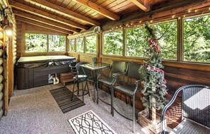 Interior - Affordable Pigeon Forge Cabin 1 Mile to Strip! (Pigeon Forge)