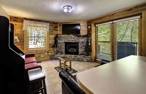 Smart TV, fireplace, video games - Affordable Pigeon Forge Cabin 1 Mile to Strip! (Pigeon Forge)