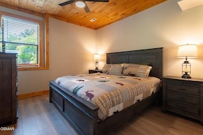 Free WiFi, bed sheets - Downtown Gatlinburg Arcade Hot Tub Movie Theater! (Gatlinburg)