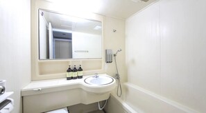 Family Suite | Bilik Mandi | Gabungan pancuran/tab mandi, pengering rambut, tuala disediakan, sabun 