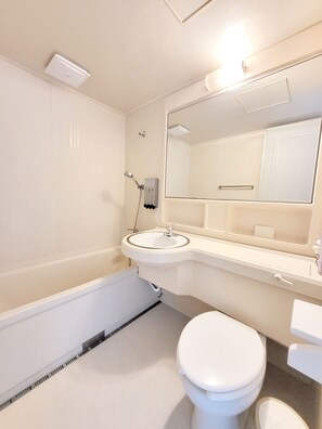 ห้องดีลักซ์ดับเบิล | ห้องน้ำ | ฝักบัวในอ่างอาบน้ำ, ไดร์เป่าผม, ผ้าเช็ดตั�ว, สบู่