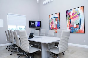 Meeting facility - Ocean Breeze Resort Suite 116 - 2-bedroom Hotel Suites, Pool, Gym and Restaurant (Whitby)