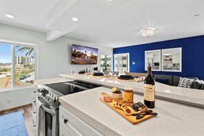 Fridge, microwave, oven, stovetop - Partial ocean views, A/C, steps to tide pools (San Diego)