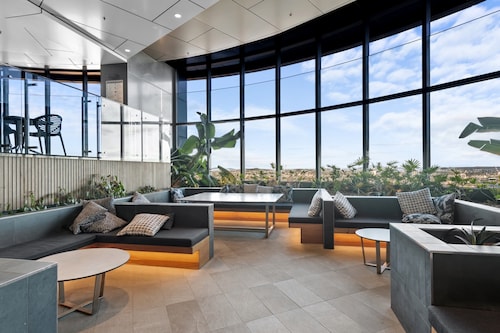 Panoramic Views Apartment & High-rise Pool and Gym