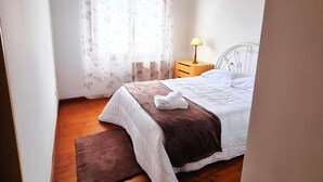 Apartment | 3 bedrooms, individually furnished, bed sheets - Beachside Apartment in Punta Umbria (Vielha e Mijaran)