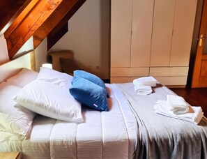 Căn hộ | 3 phòng ngủ, trang bị nội thất với thiết kế riêng biệt, bộ trải giường 