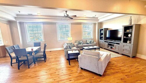 Walking distance to Downtown and JMU. Free parking