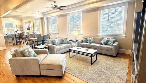 Walking distance to Downtown and JMU. Free parking