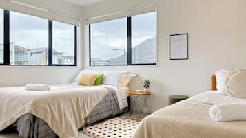 7 bedrooms, desk, iron/ironing board, travel cot