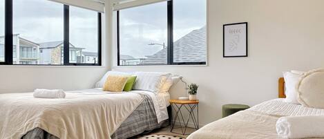 7 bedrooms, desk, iron/ironing board, travel cot