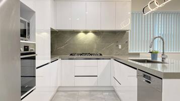 Een koelkast, een magnetron, een oven, een kookplaat