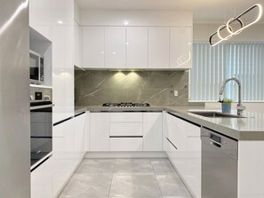 Frigorífico, microondas, horno y placa de cocina