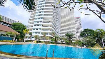 Außenpool, geöffnet von 08:00 Uhr bis 21:00 Uhr, Sonnenschirme