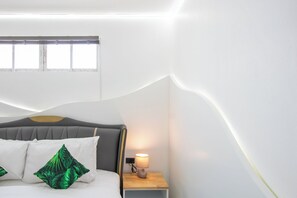 Ropa de cama de alta calidad, colchones con pillow-top y escritorio 