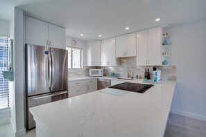 Fridge, microwave, oven, stovetop - Hello Darling at Runaway Bay 177 by SeaBreeze Vacation (Bradenton Beach)