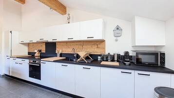 Fridge, microwave, oven, coffee/tea maker