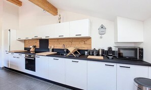 Fridge, microwave, oven, coffee/tea maker - Apartment in St Jean D'aulps Ski Resort (Saint-Jean-dʼAulps)