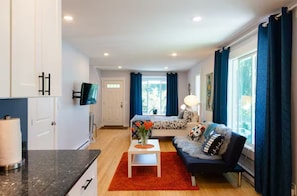 Iron/ironing board, Internet, bed sheets - Bright Studio in downtown Fremont (Seattle)