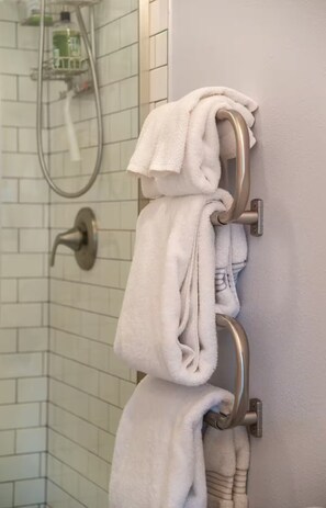 Doccia, asciugacapelli, asciugamani, sapone
