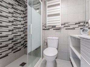 Shower, towels - 110-VAN GOGH -MAGNIFICENT AND SPACIOUS APARTMENT (Salou)
