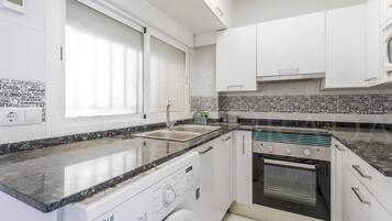 Kühlschrank, Mikrowelle, Ofen, Wasserkocher mit Kaffee-/Teezubehör