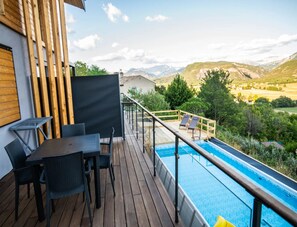 House | Balcony - Mountain-view Eco-friendly Cottage (Marcoux)