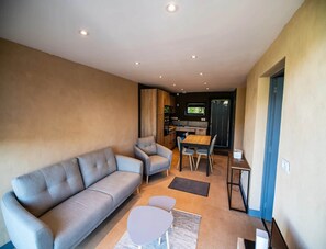 House | Living room - Mountain-view Eco-friendly Cottage (Marcoux)