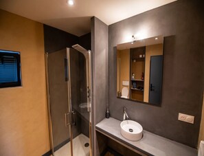 House | Bathroom - Mountain-view Eco-friendly Cottage (Marcoux)