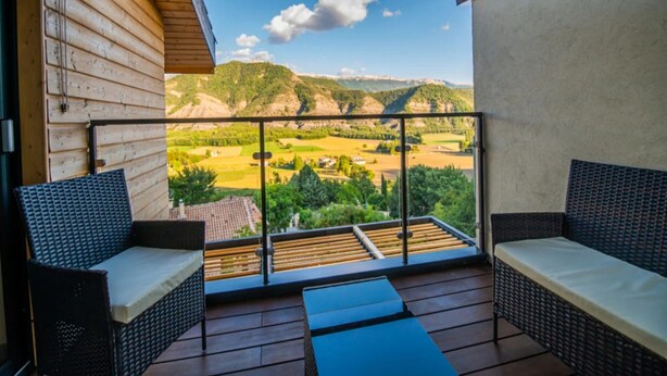 House | Balcony - Mountain-view Eco-friendly Cottage (Marcoux)